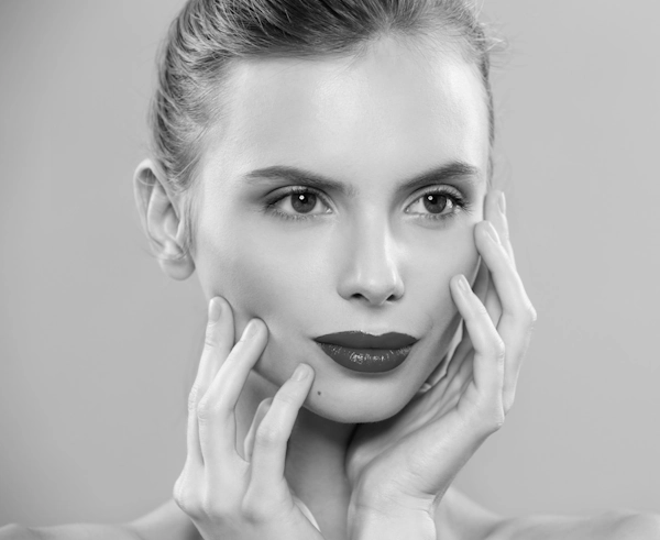 Фотографія демонструє ефект після corner-lift: підняті куточки рота створюють мʼякий, гармонійний вираз обличчя та підкреслюють жіночність.
