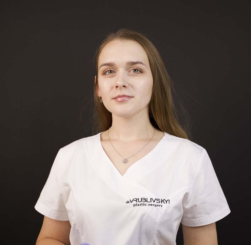 Ілона — асистент лікаря в клініці пластичної хірургії Врублівського.